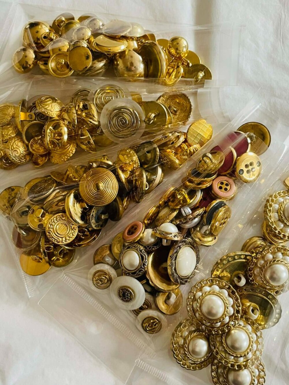 150 VINTAGE VARIOUS BUTTON LOT– Metal Plastic Pearl Shank SEWING, CRAFT SUPPLIES